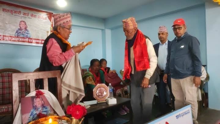 narbahadur-with-cash-help